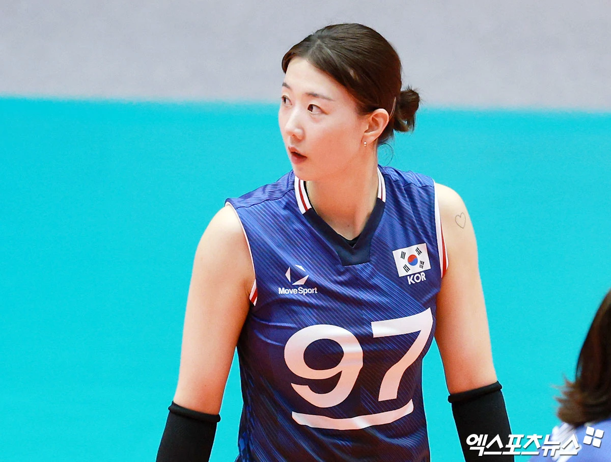 대한민국 여자배구 국가대표팀 주장 강소휘가 16일 일본 아이치현의 파크 아레나 코마키에서 열린 2026 아이치·나고야 아시안게임 여자배구 조별리그 D조 1차전에서 팀 내 최다 득점을 기록하며 승리를 이끌었다. 사진 김한준 기자