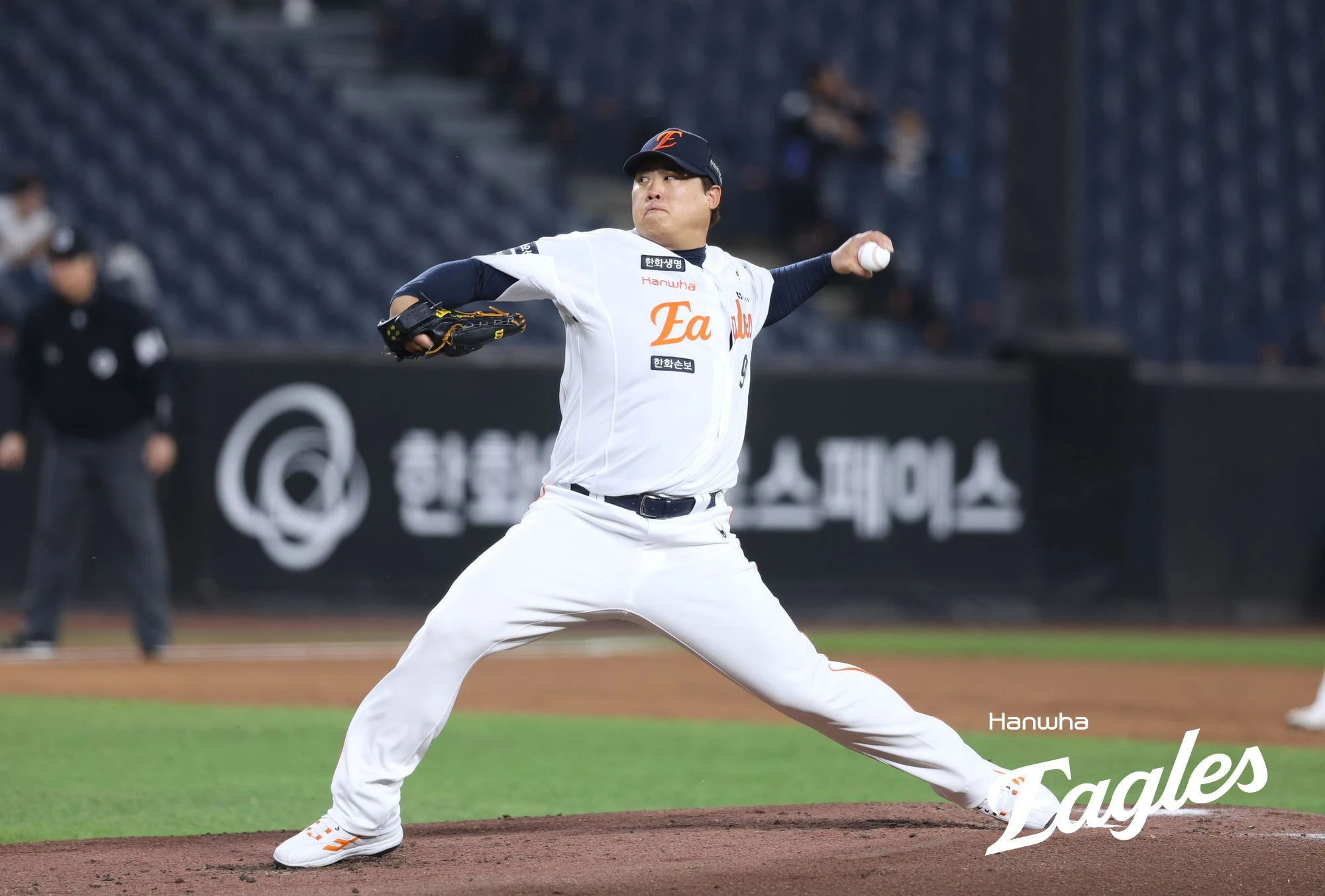 한화 이글스와 KT 위즈가 연장 11회 접전 끝에 무승부를 거뒀다. 한화는 16일 대전 한화생명볼파크에서 2026 신한 SOL뱅크 KBO리그 KT전을 치러 4-4로 비겼다. KT는 시즌 76승4무46패로 같은 날 패한 2위 삼성 라이온즈(시즌 75승3무50패)와 2.5경기 차로 벌리며 리그 1위를 유지했다. 한화는 54승69패4무(0.439)로 8위를 유지했다. 한화 이글스