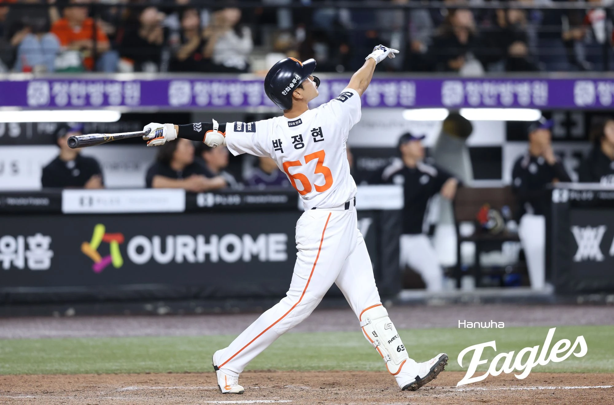 한화 이글스와 KT 위즈가 연장 11회 접전 끝에 무승부를 거뒀다. 한화는 16일 대전 한화생명볼파크에서 2026 신한 SOL뱅크 KBO리그 KT전을 치러 4-4로 비겼다. KT는 시즌 76승4무46패로 같은 날 패한 2위 삼성 라이온즈(시즌 75승3무50패)와 2.5경기 차로 벌리며 리그 1위를 유지했다. 한화는 54승69패4무(0.439)로 8위를 유지했다. 한화 이글스