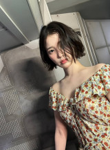 아이유, 하얗긴 진짜 하얘…단발 변신하니 더 돋보이는 '백옥 피부', 백설공주 저리가라 비주얼 [★해시태그]