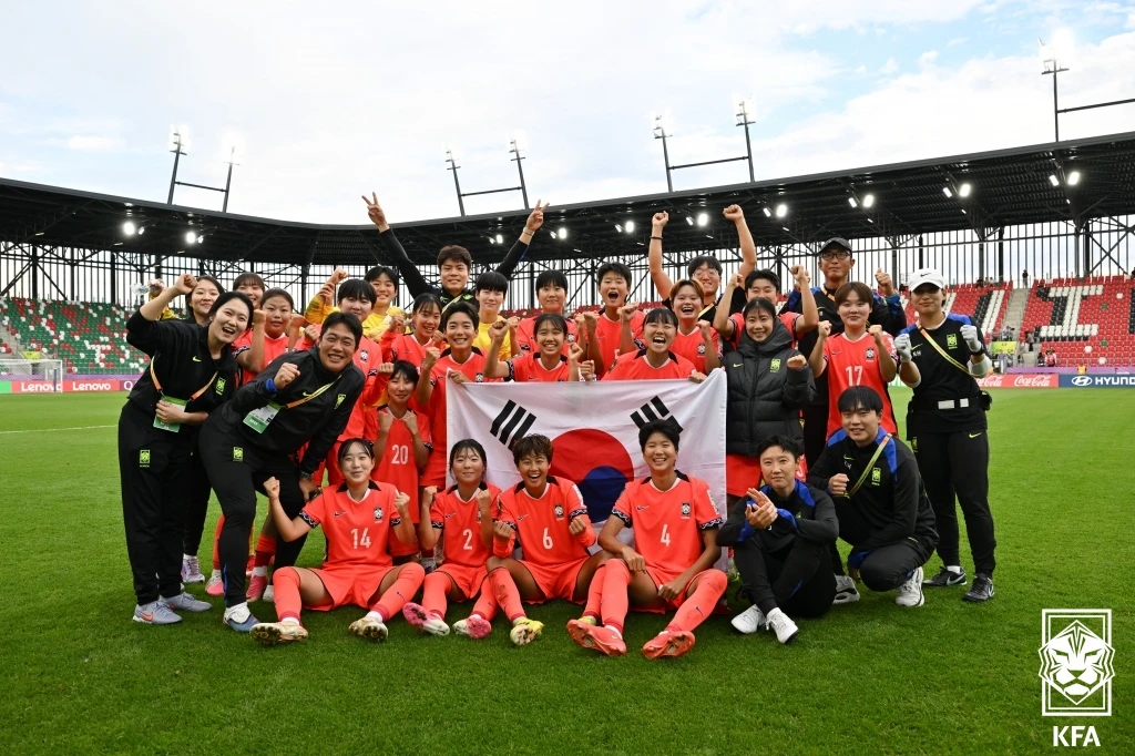 한국 여자축구의 미래를 책임지고 있는 한국 여자 20세 이하(U-20) 대표팀이 월드컵에서 남미의 강호 아르헨티나를 꺾고 12년 만에 대회 8강에 올랐다. 한국이 U-20 여자 월드컵에서 8강에 진출한 것은 2014년 캐나다 대회(8강) 이후 무려 12년 만이다. 한국은 오는 19일 오후 10시 같은 장소에서 중국을 상대로 승부차기 끝에 간신히 올라온 이탈리아와 준결승행 티켓을 놓고 맞붙는다. 사진 대한축구협회