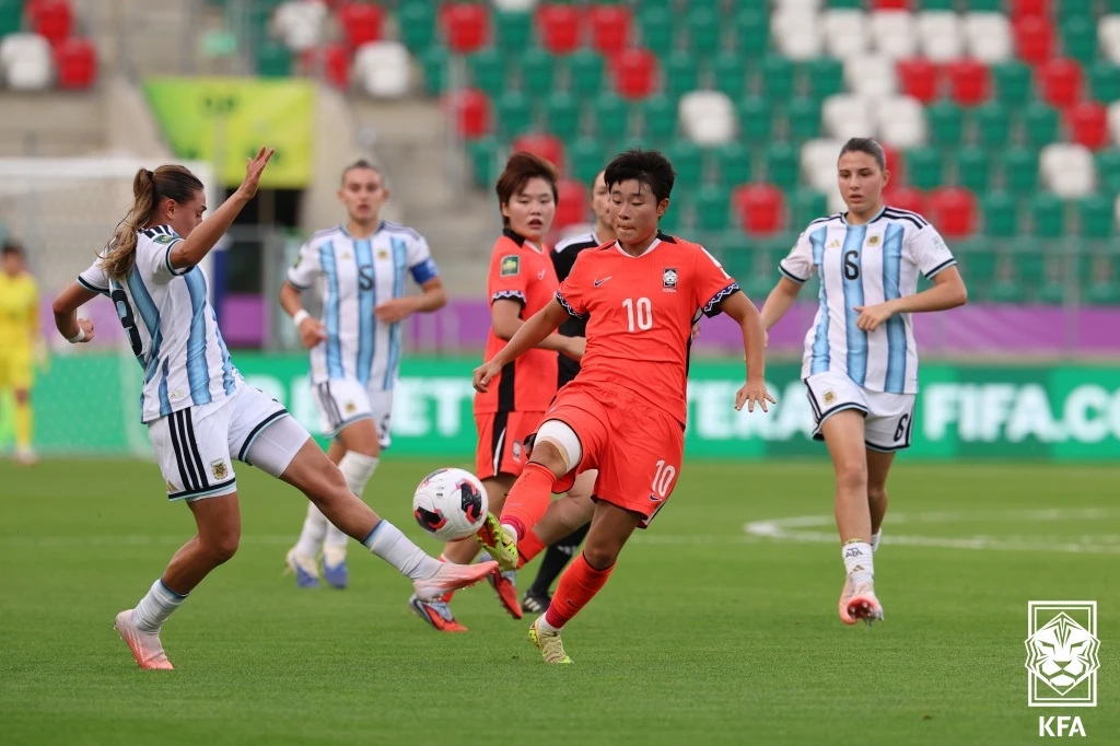한국 여자축구의 미래를 책임지고 있는 한국 여자 20세 이하(U-20) 대표팀이 월드컵에서 남미의 강호 아르헨티나를 꺾고 12년 만에 대회 8강에 올랐다. 한국이 U-20 여자 월드컵에서 8강에 진출한 것은 2014년 캐나다 대회(8강) 이후 무려 12년 만이다. 한국은 오는 19일 오후 10시 같은 장소에서 중국을 상대로 승부차기 끝에 간신히 올라온 이탈리아와 준결승행 티켓을 놓고 맞붙는다. 사진 대한축구협회