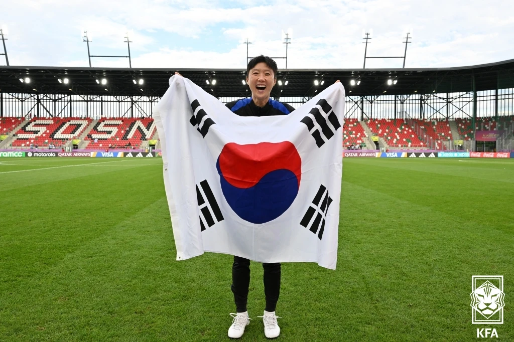 한국 여자축구의 미래를 책임지고 있는 한국 여자 20세 이하(U-20) 대표팀이 월드컵에서 남미의 강호 아르헨티나를 꺾고 12년 만에 대회 8강에 올랐다. 한국이 U-20 여자 월드컵에서 8강에 진출한 것은 2014년 캐나다 대회(8강) 이후 무려 12년 만이다. 한국은 오는 19일 오후 10시 같은 장소에서 중국을 상대로 승부차기 끝에 간신히 올라온 이탈리아와 준결승행 티켓을 놓고 맞붙는다. 사진 대한축구협회