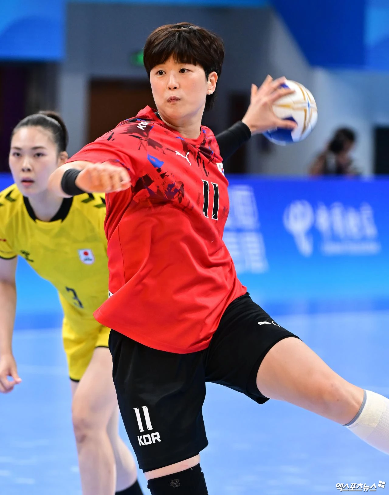 한국 여자 핸드볼 류은희가 17일 일본 나고야 중부 국제공항에서 진행된 인터뷰에서 한일전에 대한 남다른 각오를 밝혔다.2014 인천 대회 금메달과 2022 항저우 대회 은메달, 2010 광저우 대회 동메달로 모든 메달을 딴 류은희는 이번 대회에서 후배들과 마지막 도전에 나선다. 엑스포츠뉴스DB