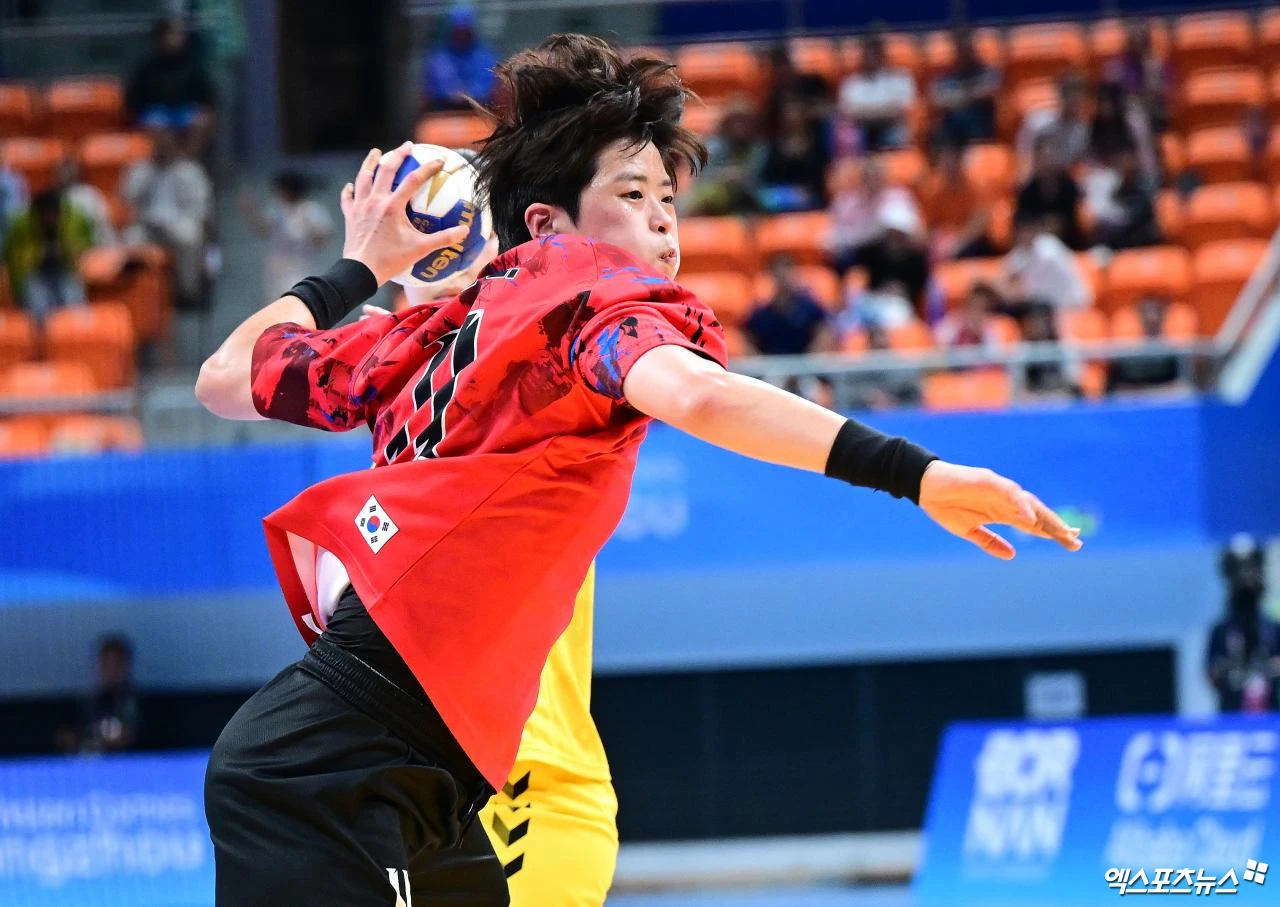 한국 여자 핸드볼 류은희가 17일 일본 나고야 중부 국제공항에서 진행된 인터뷰에서 한일전에 대한 남다른 각오를 밝혔다.2014 인천 대회 금메달과 2022 항저우 대회 은메달, 2010 광저우 대회 동메달로 모든 메달을 딴 류은희는 이번 대회에서 후배들과 마지막 도전에 나선다. 엑스포츠뉴스DB