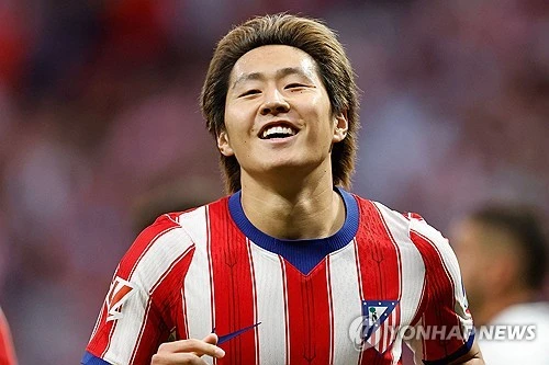 이강인이 아틀레티코 마드리드로 이적한 뒤 처음 풀타임을 소화한 경기에서 맹활약을 펼치며 경기 공식 최우수선수(MOM)로 선정됐다. 이날 오른쪽 측면 미드필더로 선발 출전한 이강인은 자신에게 익숙한 위치에서 펄펄 날았다. 팀이 1-0으로 앞서가던 후반 9분경 자신의 리그 2호 골로 추가 득점을 만들어낸 것뿐만 아니라 경기 내내 날카로운 패스로 동료들에게 기회를 만들어주는 등 팀의 공격을 이끌었다. 사진 연합뉴스