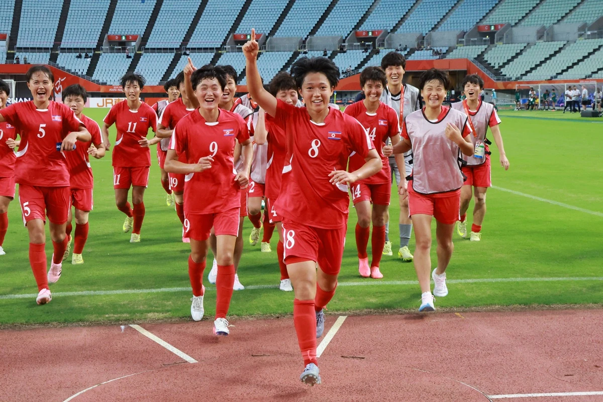 박성진 감독이 이끄는 북한 여자축구 국가대표팀이 17일 일본 오사카의 얀마 스타디움 나가이에서 열린 2026 아이치·나고야 아시안게임 여자축구 조별리그 F조 2차전에서 미얀마를 8-0으로 이겼다. 오는 21일 한국과의 남북대결을 앞두고 빼어난 경기력을 보여줬다. 사진 연합뉴스