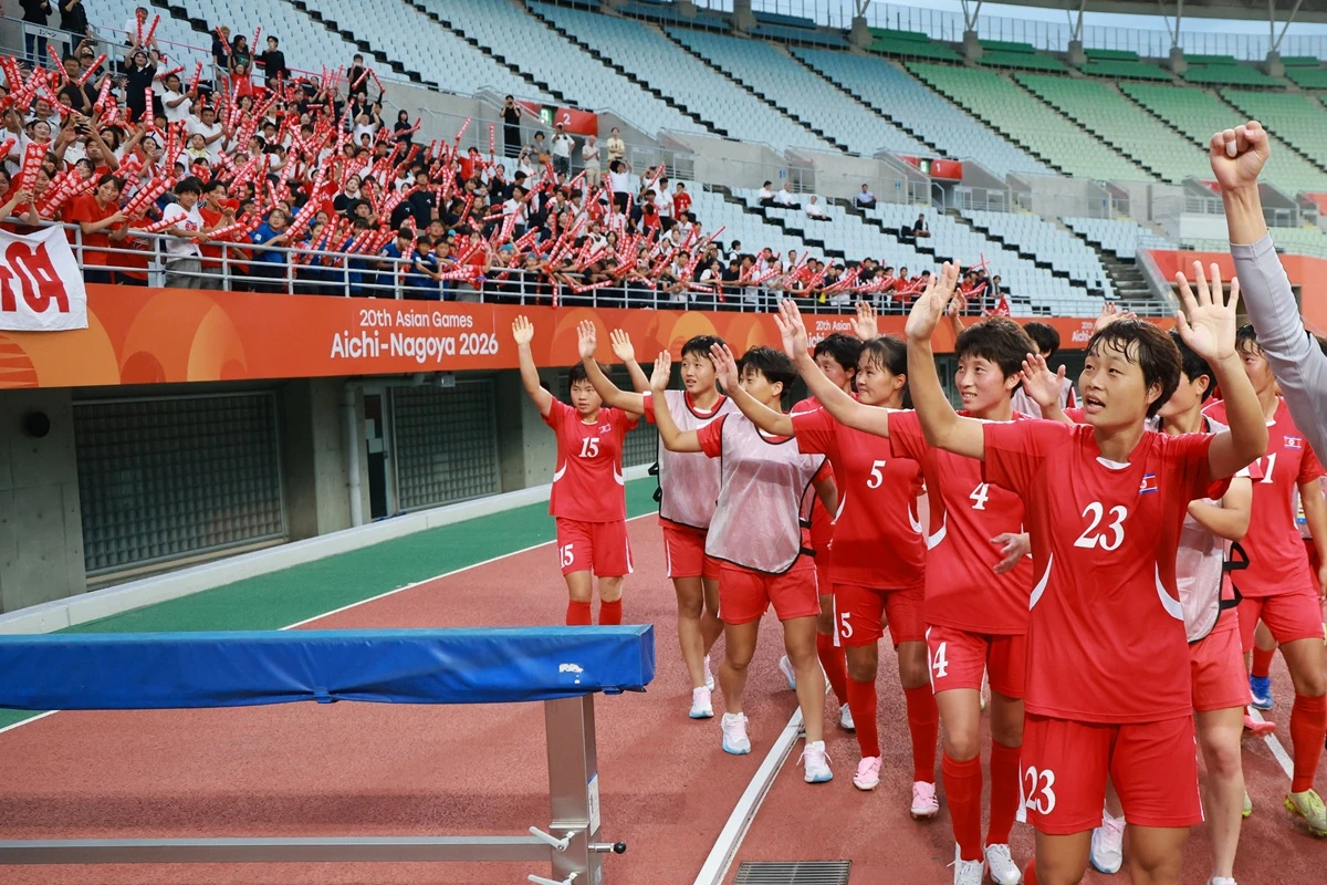 박성진 감독이 이끄는 북한 여자축구 국가대표팀이 17일 일본 오사카의 얀마 스타디움 나가이에서 열린 2026 아이치·나고야 아시안게임 여자축구 조별리그 F조 2차전에서 미얀마를 8-0으로 이겼다. 오는 21일 한국과의 남북대결을 앞두고 빼어난 경기력을 보여줬다. 사진 연합뉴스