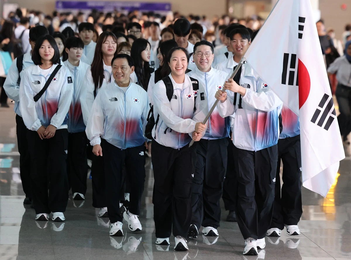 2026 아이치·나고야 아시안게임(AG) 이상현 선수단장과 탁구 신유빈 등 대한민국 선수단이 17일 인천국제공항 제2여객터미널에서 출국하고 있다. 사진 연합뉴스