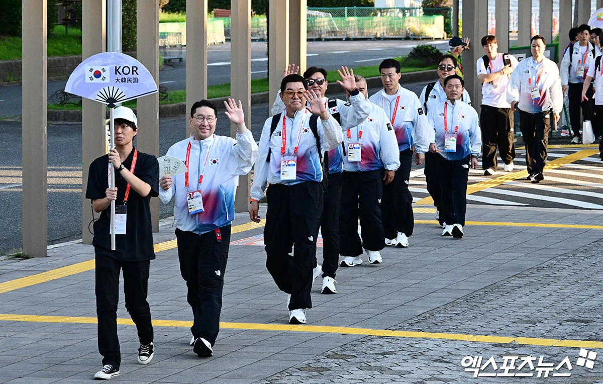 '2026 아이치·나고야 아시안게임' 개막을 앞둔 17일 일본 나고야 항 인근에서 진행된 대한민국 선수단의 입촌식에 이상현 선수단장 및 대한체육회 관계자들이 참석했다. 사진 박지영 기자