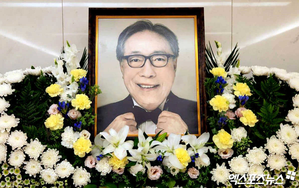故 변희봉.