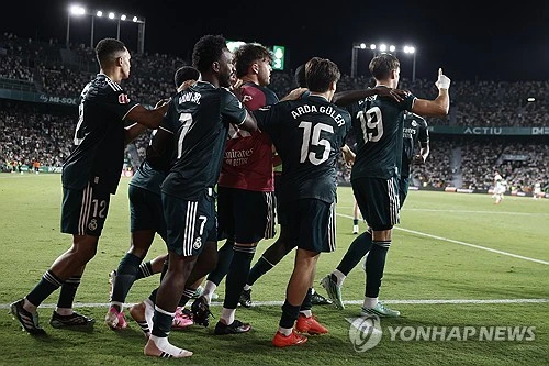 파리 생제르맹(PSG)에서 한 시즌 동안 호흡을 맞췄던 이강인과 프랑스의 축구 스타 킬리안 음바페가 재회한다. 다만 두 사람은 라이벌 더비에서 적으로 서로를 마주한다. 음바페가 지난 2024년 여름 레알 마드리드로 이적한 뒤 이번 시즌을 앞두고 이강인이 PSG를 떠나 아틀레티코 마드리드에 합류하면서 팬들은 음바페와 이강인이 '마드리드 더비'에서 맞붙는 진풍경을 볼 수 있게 됐다. 사진 연합뉴스