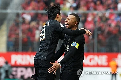 파리 생제르맹(PSG)에서 한 시즌 동안 호흡을 맞췄던 이강인과 프랑스의 축구 스타 킬리안 음바페가 재회한다. 다만 두 사람은 라이벌 더비에서 적으로 서로를 마주한다. 음바페가 지난 2024년 여름 레알 마드리드로 이적한 뒤 이번 시즌을 앞두고 이강인이 PSG를 떠나 아틀레티코 마드리드에 합류하면서 팬들은 음바페와 이강인이 '마드리드 더비'에서 맞붙는 진풍경을 볼 수 있게 됐다. 사진 연합뉴스