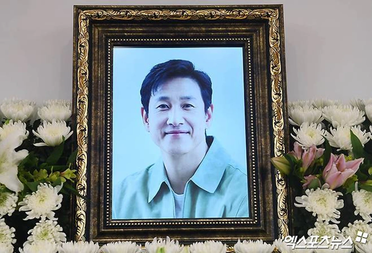 마약 투약 혐의로 경찰 수사를 받다가 숨진 배우 이선균과 관련한 수사 정보를 외부에 유출한 혐의를 받는 검찰 수사관에게 징역형의 집행유예가 선고됐다.