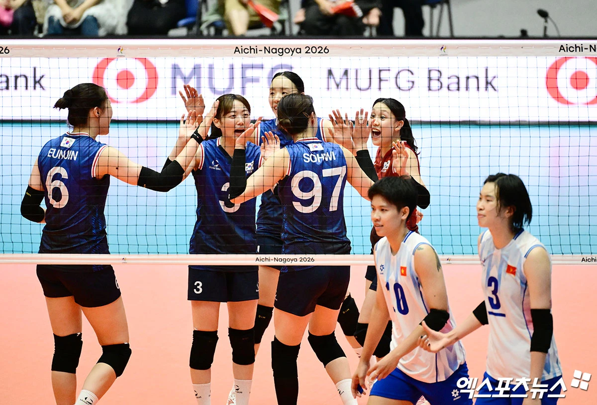 차상현 감독이 이끄는 대한민국 여자 배구 국가대표팀이 18일 일본 아이치현 파크 아레나 고마키에서 열린 2026 아이치·나고야 아시안게임 조별리그 D조 3차전에서 베트남을 꺾고 조 1위로 8강 토너먼트에 진출했다. 사진 박지영 기자