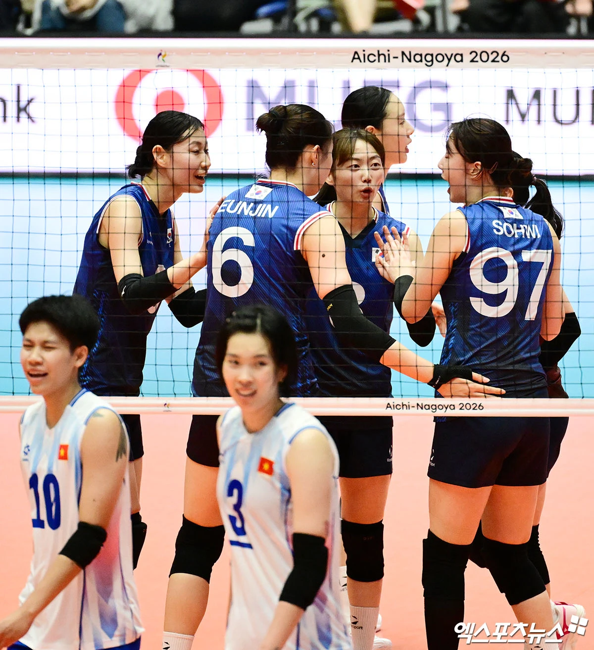 차상현 감독이 이끄는 대한민국 여자 배구 국가대표팀이 18일 일본 아이치현 파크 아레나 고마키에서 열린 2026 아이치·나고야 아시안게임 조별리그 D조 3차전에서 베트남을 꺾고 조 1위로 8강 토너먼트에 진출했다. 사진 박지영 기자