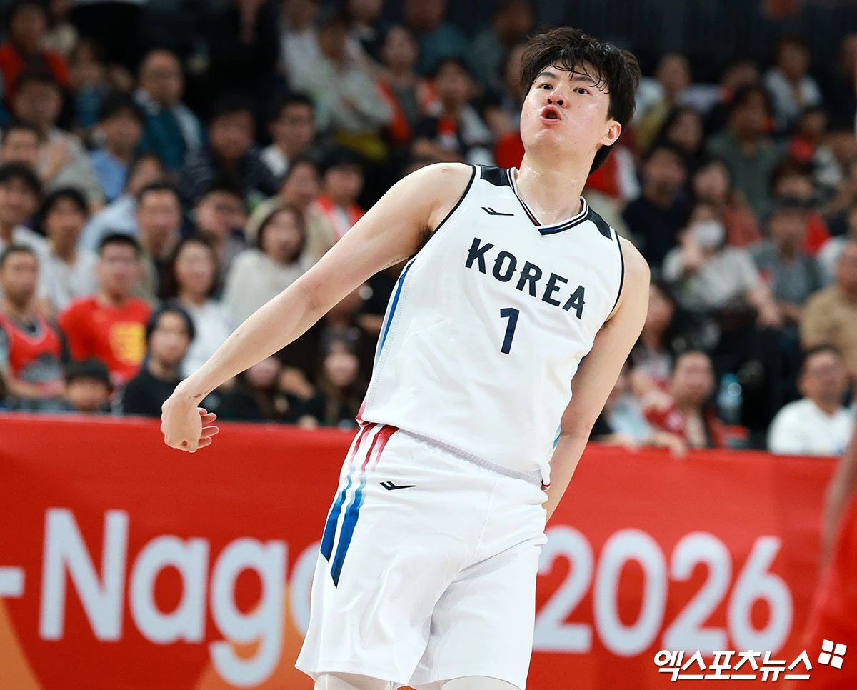 니콜라이스 마줄스 감독이 이끄는 세계랭킹 57위 한국 남자 농구대표팀은 18일 일본 나고야의 아이치 인터내셔널 아레나에서 열린 2026 아이치·나고야 아시안게임 준결승전에서 중동의 강호 이란(28위)을 77-51로 꺾었다. 남자 농구대표팀은 이번 대회 한국 선수단 중 처음으로 은메달을 확보했다. 한국은 중국-일본 맞대결 승자와 오는 20일 결승전을 치른다. 간판스타 이현중이 26점 14리바운드를 기록하며 승리에 공헌했다. 나고야, 김한준 기자