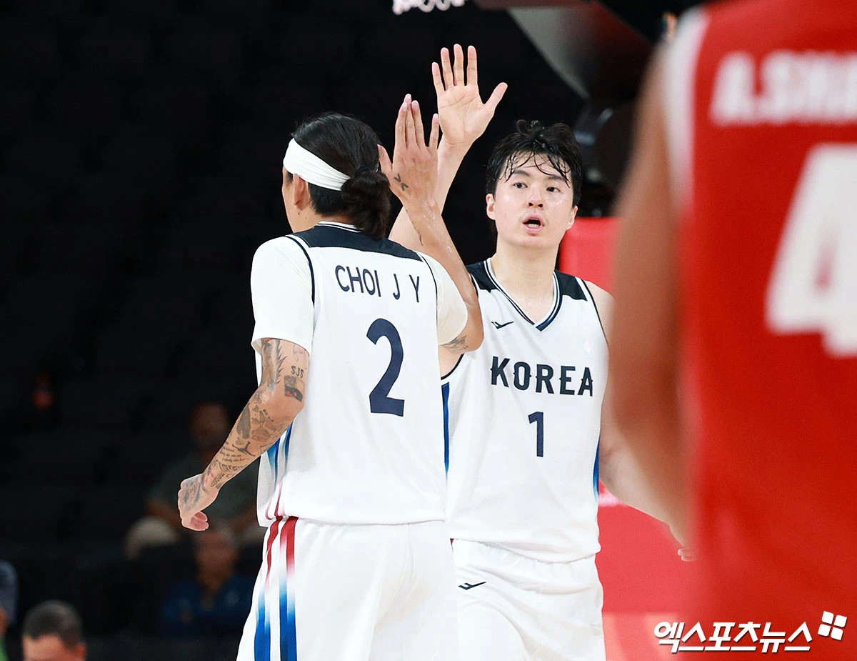 니콜라이스 마줄스 감독이 이끄는 세계랭킹 57위 한국 남자 농구대표팀은 18일 일본 나고야의 아이치 인터내셔널 아레나에서 열린 2026 아이치·나고야 아시안게임 준결승전에서 중동의 강호 이란(28위)을 77-51로 꺾었다. 남자 농구대표팀은 이번 대회 한국 선수단 중 처음으로 은메달을 확보했다. 한국은 중국-일본 맞대결 승자와 오는 20일 결승전을 치른다. 간판스타 이현중이 26점 14리바운드를 기록하며 승리에 공헌했다. 나고야, 김한준 기자