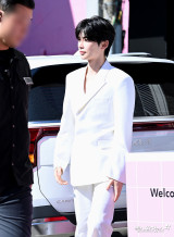 제로베이스원 성한빈 '햇살에 미모가 반짝'[엑's HD포토]