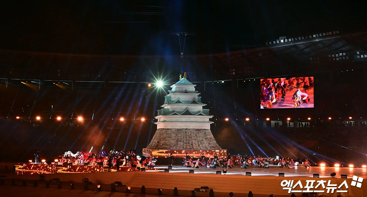 일본 매체 '더 다이제스트'가 19일 개막한 2026 아이치∙나고야 아시안게임 개회식이 지상파 중계가 되지 않아 일본 시청자들이 큰 불편과 스트리밍 중계에 실망하고 좌절했다고 보도했다. 일본에서 이번 대회 지상파 중계는 TBS가 전담한다. 대회 전 사전 경기를 꾸준히 지상파에서 중계해 왔던 TBS는 19일 편성표를 넣지 않았다. 아시안게임 중계 프로그램에 아예 19일 항목을 빼버렸다. 대신 일본 내 개회식 중계는 유료 영상 스트리밍 플랫폼인 유넥스트(U-NEXT)에서만 생중계로 진행됐다. 나고야, 박지영 기자
