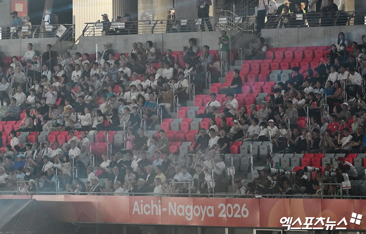 일본 매체 '더 다이제스트'가 19일 개막한 2026 아이치∙나고야 아시안게임 개회식이 지상파 중계가 되지 않아 일본 시청자들이 큰 불편과 스트리밍 중계에 실망하고 좌절했다고 보도했다. 일본에서 이번 대회 지상파 중계는 TBS가 전담한다. 대회 전 사전 경기를 꾸준히 지상파에서 중계해 왔던 TBS는 19일 편성표를 넣지 않았다. 아시안게임 중계 프로그램에 아예 19일 항목을 빼버렸다. 대신 일본 내 개회식 중계는 유료 영상 스트리밍 플랫폼인 유넥스트(U-NEXT)에서만 생중계로 진행됐다. 나고야, 박지영 기자