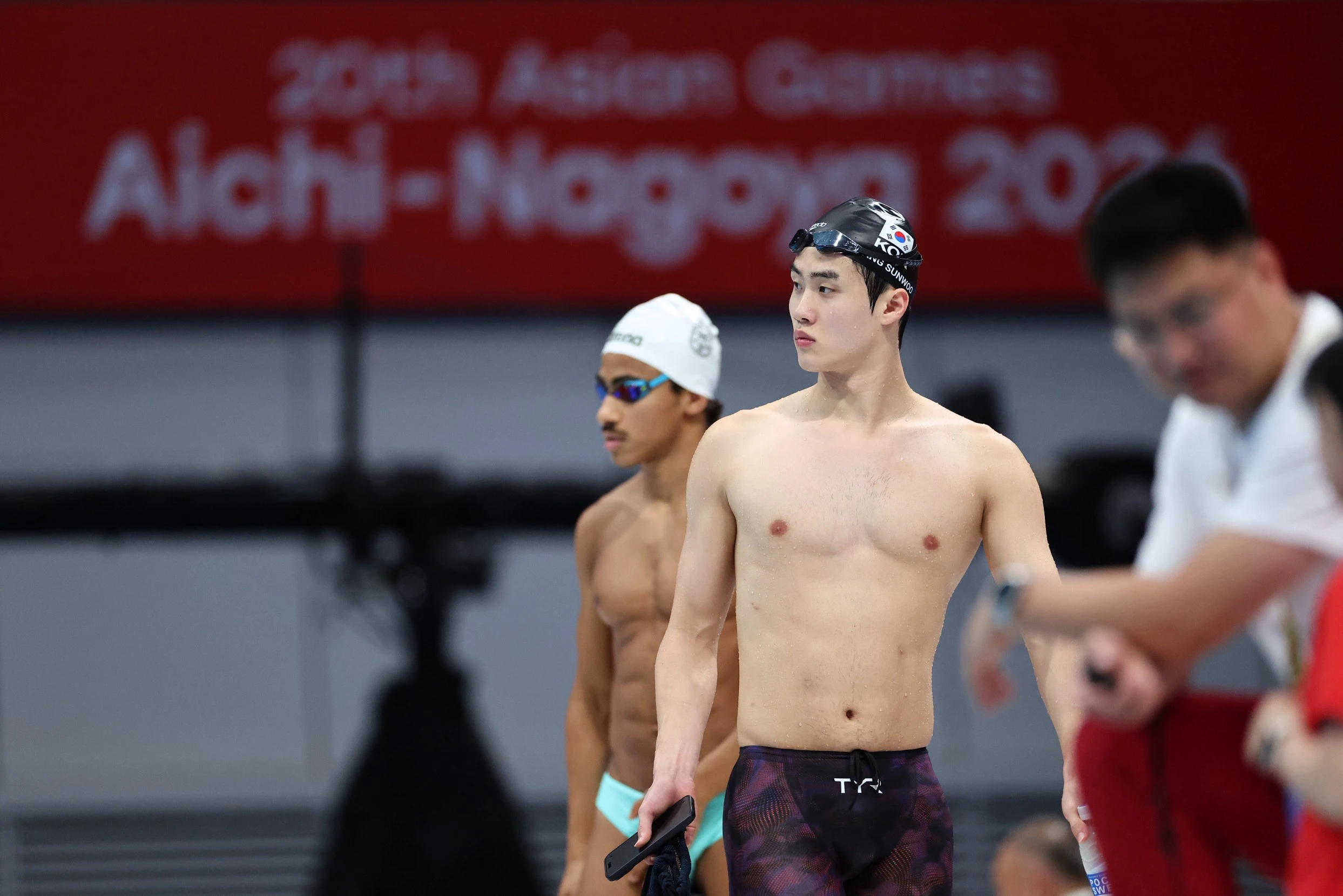 한국 수영 간판 황선우가 20일 일본 도쿄 아쿠아틱스센터에서 열린 2026 아이치·나고야 아시안게임 수영 경영 남자 자유형 100m 예선에서 48초13에 골인해 전체 2위를 차지했다. 이 종목 한국기록 보유자 김영범은 48초34로 경기를 마쳐 예선 전체 3위로 결승행 티켓을 얻었다. 예선 1위는 세계기록 보유자인 판잔러(중국·48초07)에게 돌아갔다. 결승은 같은 날 오후 5시53분에 열린다. 연합뉴스