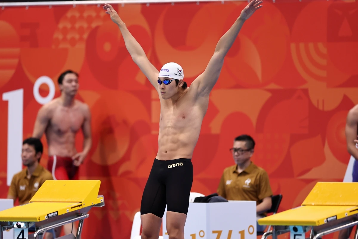 한국 수영 간판 황선우가 20일 일본 도쿄 아쿠아틱스센터에서 열린 2026 아이치·나고야 아시안게임 수영 경영 남자 자유형 100m 예선에서 48초13에 골인해 전체 2위를 차지했다. 이 종목 한국기록 보유자 김영범은 48초34로 경기를 마쳐 예선 전체 3위로 결승행 티켓을 얻었다. 한국 수영은 이날 오전 예선에 참가한 선수 전원이 같은 날 오후 5시부터 열리는 결승에 진출했다. 연합뉴스
