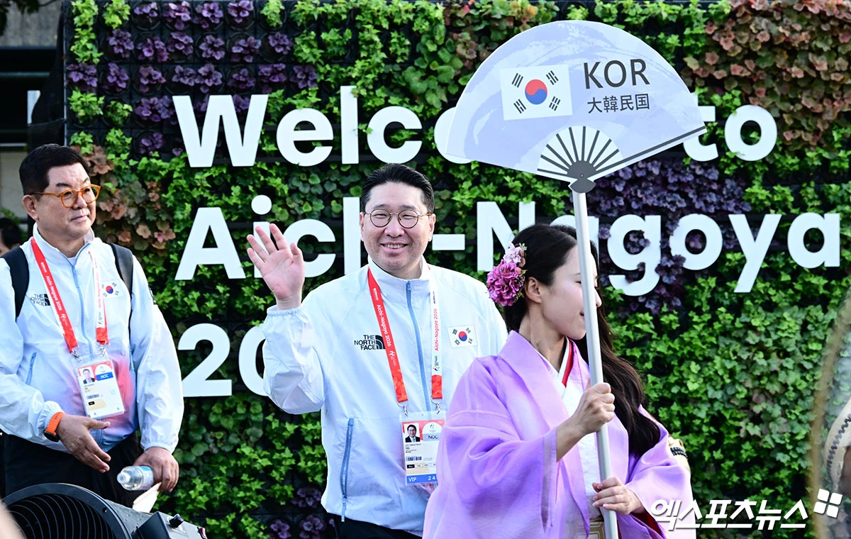 2026 아이치∙나고야 아시안게임이 공식 개막하고 나서도 조직위원회의 엉망 운영이 계속되고 있다. 12년 만의 아시안게임 금메달 도전을 앞둔 한국 남자 농구 대표팀이 당일에 훈련장 이동을 위한 차량이 오지 않아 훈련하지 못하는 황당한 사건이 발생했다. 이에 대한체육회가 직접 2026 아이치∙나고야 아시안게임 조직위원회와 면담을 요청했다. 나고야, 박지영 기자