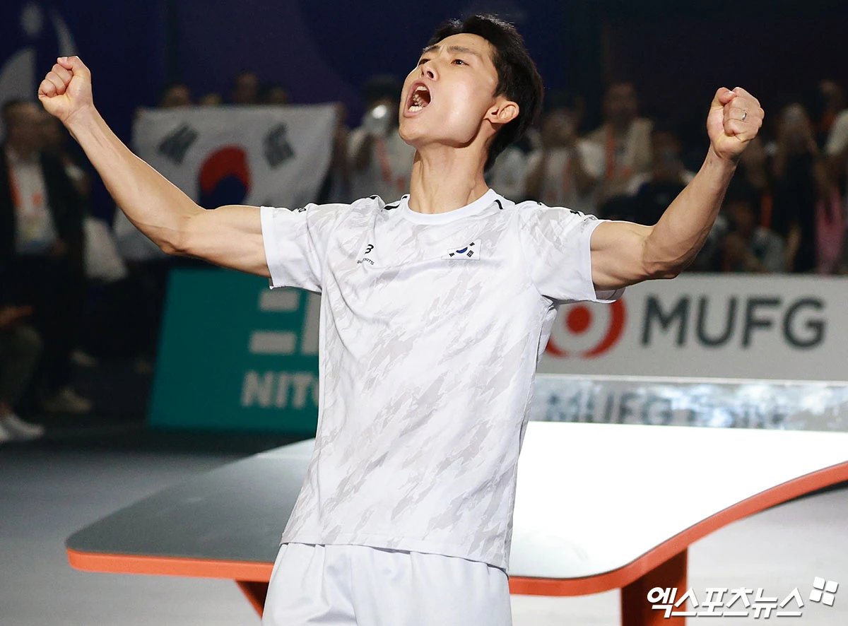 이준석은 20일 일본 나고야시 히가시 스포츠 센터에서 열린 2026 아이치·나고야 히계아시안게임 테크볼 남자 단식 결승에서 알리 잘릴 메제르 알레라야위(이라크)를 2-0(12-11 12-5)으로 완파하고 금메달을 차지했다. 대기업 생산직 정규직 전환을 앞두고 테크볼을 위해 이를 포기한 이준석의 테크볼 외길 인생이 신화로 완성되는 순간이었다.아파트 공원에서 테크볼 훈련을 하던 청년이 이제 아시아 테크볼 최정상의 자리에 올랐다. 나고야, 김한준 기자