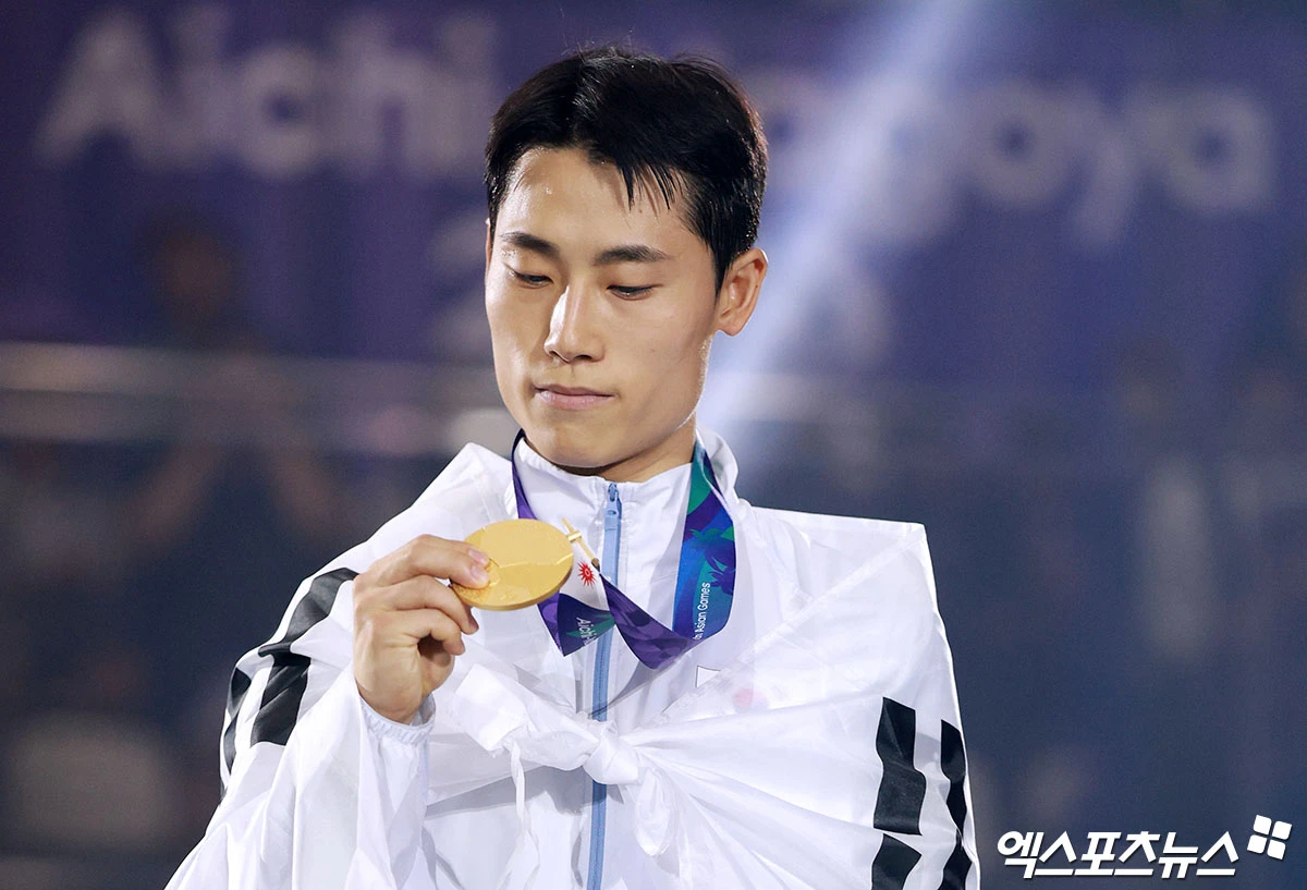이준석은 20일 일본 나고야시 히가시 스포츠 센터에서 열린 2026 아이치·나고야 히계아시안게임 테크볼 남자 단식 결승에서 알리 잘릴 메제르 알레라야위(이라크)를 2-0(12-11 12-5)으로 완파하고 금메달을 차지했다. 대기업 생산직 정규직 전환을 앞두고 테크볼을 위해 이를 포기한 이준석의 테크볼 외길 인생이 신화로 완성되는 순간이었다.아파트 공원에서 테크볼 훈련을 하던 청년이 이제 아시아 테크볼 최정상의 자리에 올랐다. 나고야, 김한준 기자