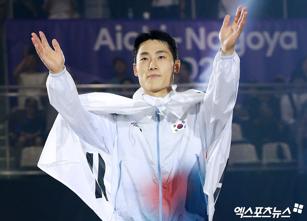 이준석은 20일 일본 나고야시 히가시 스포츠 센터에서 열린 2026 아이치·나고야 히계아시안게임 테크볼 남자 단식 결승에서 알리 잘릴 메제르 알레라야위(이라크)를 2-0(12-11 12-5)으로 완파하고 금메달을 차지했다. 대기업 생산직 정규직 전환을 앞두고 테크볼을 위해 이를 포기한 이준석의 테크볼 외길 인생이 신화로 완성되는 순간이었다.아파트 공원에서 테크볼 훈련을 하던 청년이 이제 아시아 테크볼 최정상의 자리에 올랐다. 나고야, 김한준 기자