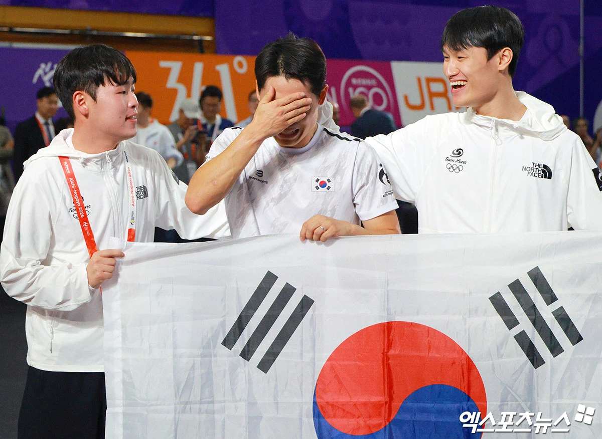 이준석은 20일 일본 나고야시 히가시 스포츠 센터에서 열린 2026 아이치·나고야 히계아시안게임 테크볼 남자 단식 결승에서 알리 잘릴 메제르 알레라야위(이라크)를 2-0(12-11 12-5)으로 완파하고 금메달을 차지했다. 대기업 생산직 정규직 전환을 앞두고 테크볼을 위해 이를 포기한 이준석의 테크볼 외길 인생이 신화로 완성되는 순간이었다.아파트 공원에서 테크볼 훈련을 하던 청년이 이제 아시아 테크볼 최정상의 자리에 올랐다. 나고야, 김한준 기자