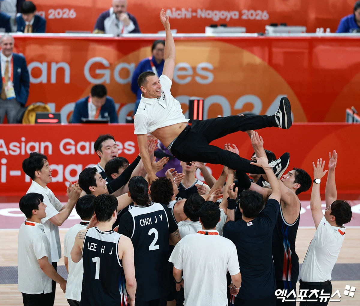 결승전 당일 버스가 오지 않아 훈련을 못 했지만, 결과는 금메달이었다. 니콜라이스 마줄스 대한민국 농구 대표팀 감독은 이러한 변수에 흔들리지 않았다고 말했다. 마줄스 감독이 이끄는 대한민국 남자 농구 대표팀이 20일 일본 나고야시 아이치 인터내셔널 아레나에서 열린 일본과의 2026 아이치∙나고야 아시안게임 남자 농구 결승전에서 67-57로 승리해 금메달을 차지했다. 나고야, 김한준 기자