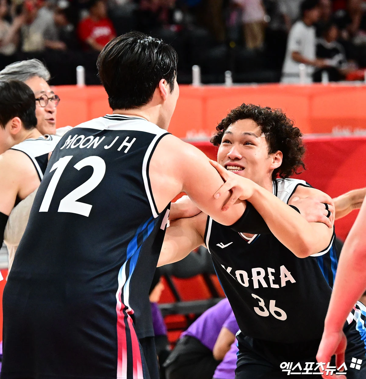 니콜라이스 마줄스 감독이 이끄는 대한민국 남자 농구 대표팀이 20일 일본 나고야시 아이치 인터내셔널 아레나에서 열린 일본과의 2026 아이치∙나고야 아시안게임 남자 농구 결승전에서 67-57로 승리해 금메달을 차지했다. 12년 만에 한국 농구 아시안게임 금메달이 나왔다. 이에 따라 8명의 어린 선수들이 병역 특례를 받았다. 그중에서도 막내인 에디 다니엘은 19세에 병역 특례를 받게 됐다. 나고야, 박지영 기자