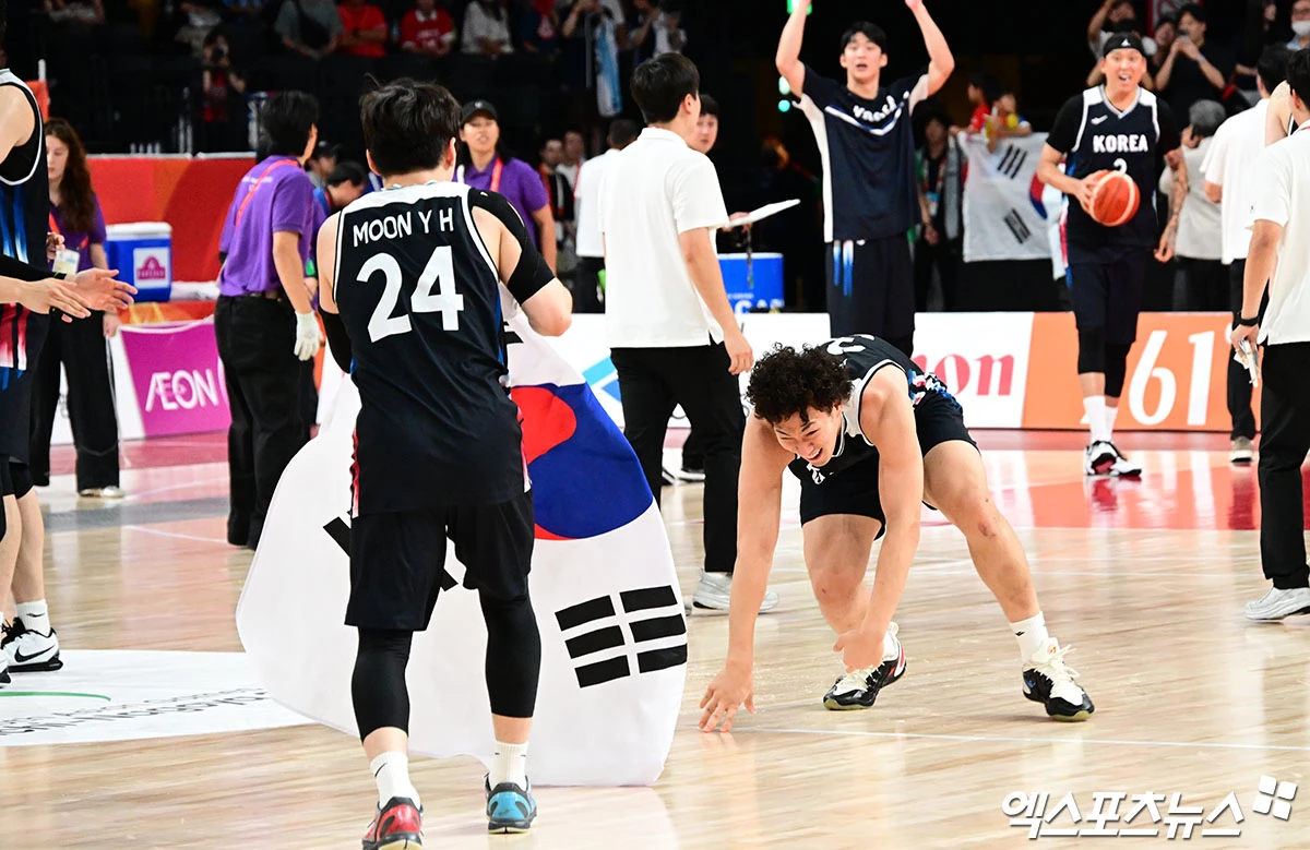 니콜라이스 마줄스 감독이 이끄는 대한민국 남자 농구 대표팀이 20일 일본 나고야시 아이치 인터내셔널 아레나에서 열린 일본과의 2026 아이치∙나고야 아시안게임 남자 농구 결승전에서 67-57로 승리해 금메달을 차지했다. 12년 만에 한국 농구 아시안게임 금메달이 나왔다. 이에 따라 8명의 어린 선수들이 병역 특례를 받았다. 그중에서도 막내인 에디 다니엘은 19세에 병역 특례를 받게 됐다. 나고야, 박지영 기자