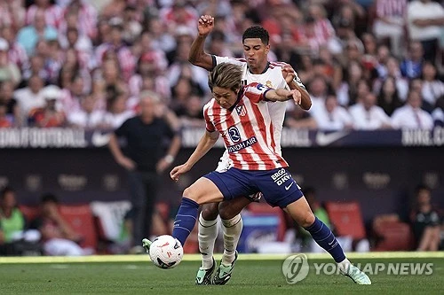 이강인이 마드리드 더비에서 풀타임에 가까운 시간을 소화하며 결승골 장면에서 득점의 기점 역할을 하는 등 활약으로 팀의 승리에 기여했다. 후반전에 터진 조너선 데이비드의 결승골 장면에서 이강인이 데이비드에게 어시스트를 제공한 시메오네를 향해 스루 패스를 내준 것이 결승골의 기점이 됐다. 사진 연합뉴스