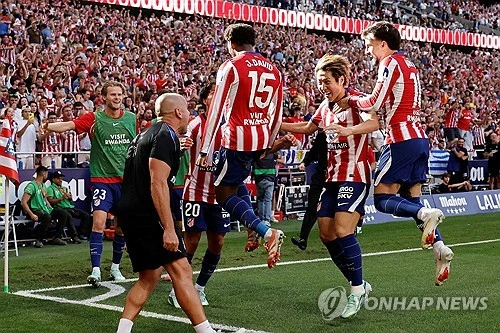 이강인이 마드리드 더비에서 풀타임에 가까운 시간을 소화하며 결승골 장면에서 득점의 기점 역할을 하는 등 활약으로 팀의 승리에 기여했다. 후반전에 터진 조너선 데이비드의 결승골 장면에서 이강인이 데이비드에게 어시스트를 제공한 시메오네를 향해 스루 패스를 내준 것이 결승골의 기점이 됐다. 사진 연합뉴스