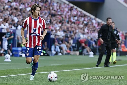 이강인이 마드리드 더비에서 풀타임에 가까운 시간을 소화하며 결승골 장면에서 득점의 기점 역할을 하는 등 활약으로 팀의 승리에 기여했다. 후반전에 터진 조너선 데이비드의 결승골 장면에서 이강인이 데이비드에게 어시스트를 제공한 시메오네를 향해 스루 패스를 내준 것이 결승골의 기점이 됐다. 사진 연합뉴스