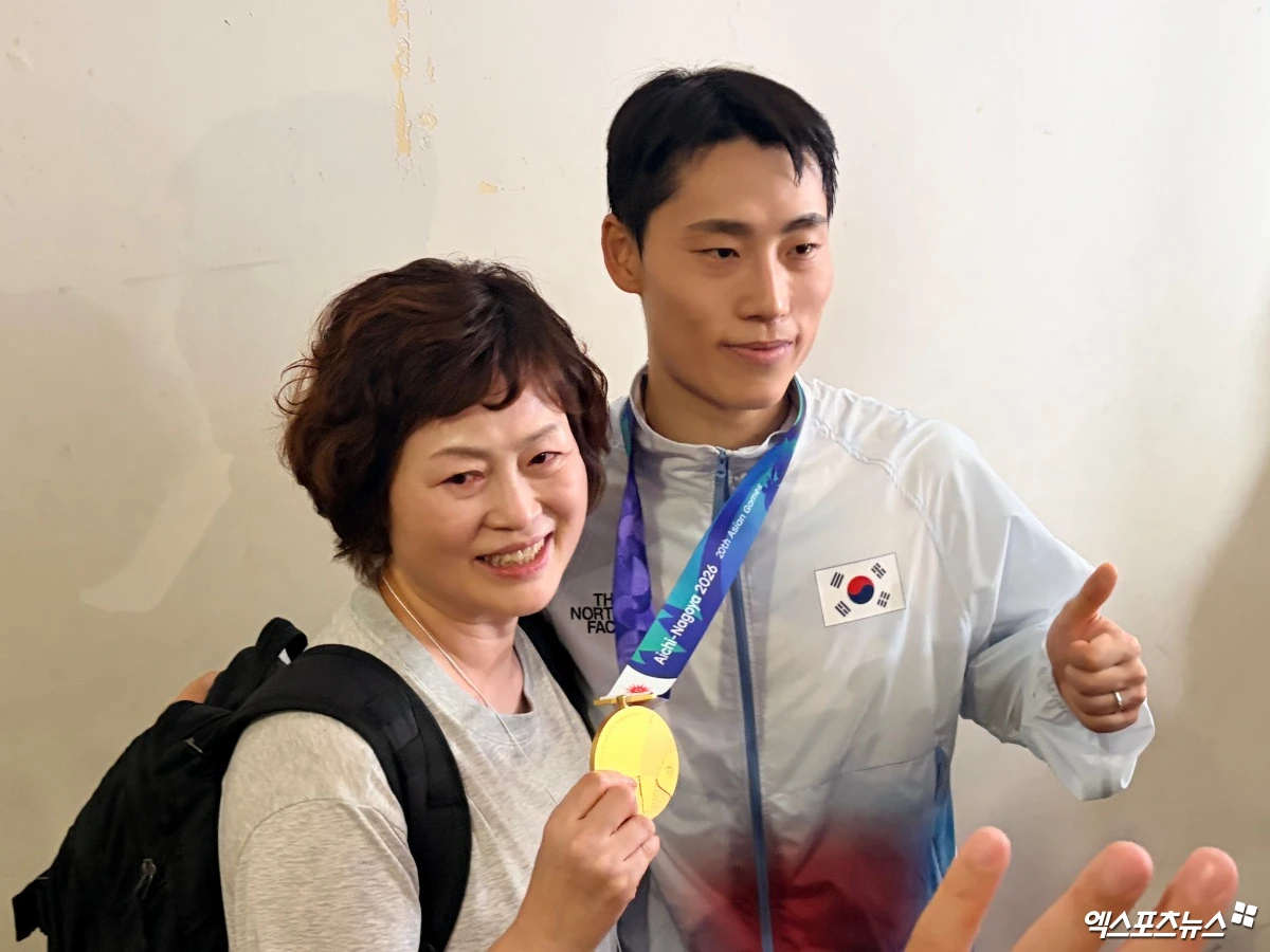 이준석의 한국 테크볼 첫 아시안게임 금메달을 만든 어머니는 금메달을 딴 아들을 보자마자 눈물이 쏟아졌다. 이준석은 20일 일본 나고야시 히가시 스포츠 센터에서 열린 2026 아이치·나고야 히계아시안게임 테크볼 남자 단식 결승에서 알리 잘릴 메제르 알레라야위(이라크)를 2-0(12-11 12-5)으로 완파하고 금메달을 차지했다. 대기업 생산직 정규직 전환을 앞두고 테크볼을 위해 이를 포기한 이준석의 테크볼 외길 인생이 신화로 완성되는 순간이었다. 나고야, 김정현 기자