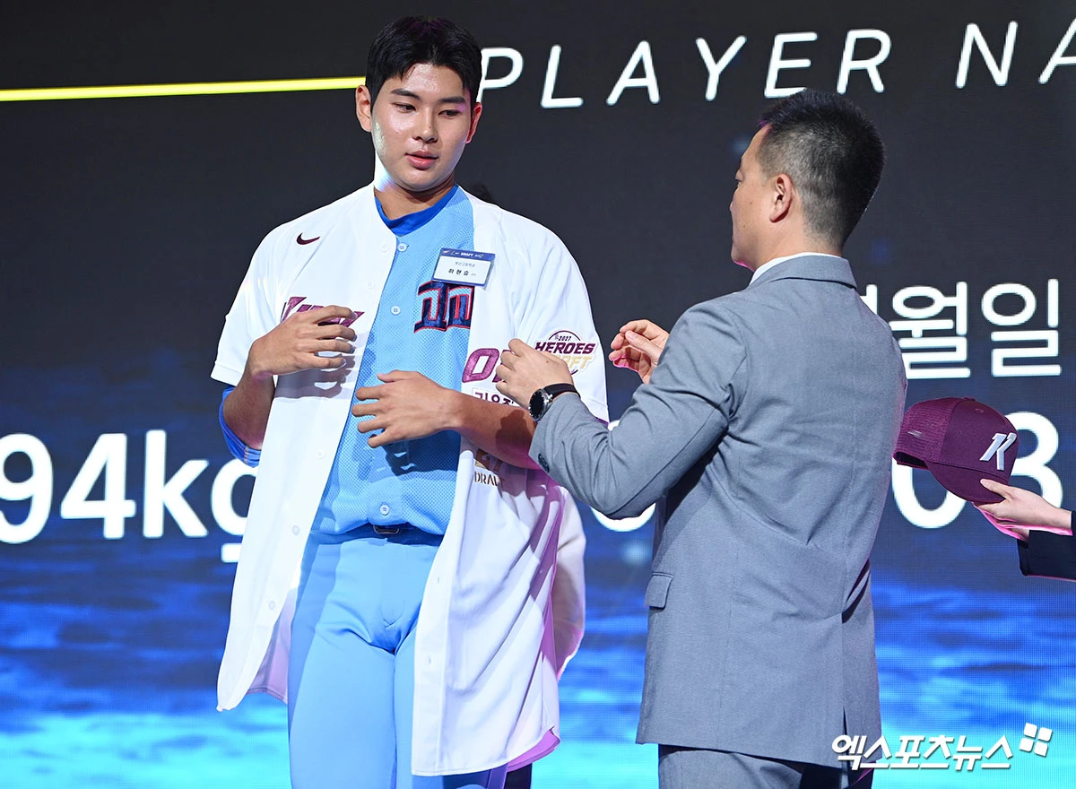 키움은 21일 서울 잠실롯데호텔에서 열린 2027 KBO 신인 드래프트 행사에서 1라운드 전체 1순위로 하현승을 선택했다. 키움은 27번이 적힌 유니폼을 하현승에게 전달했다. 하현승은 올해 공식대회에서 타자로 24경기 출전, 타율 0.383, 31안타, 3홈런, 21타점, 출루율 0.495, 장타율 0.593를 기록했다. 투수로는 15경기에 등판해 4승무패 평균자책 0.39, 77탈삼진, 11볼넷, 이닝당 출루 허용률(WHIP) 0.72를 기록했다. 한국의 아시아청소년야구선수권대회 우승 주역이기도 하다. 잠실, 고아라 기자