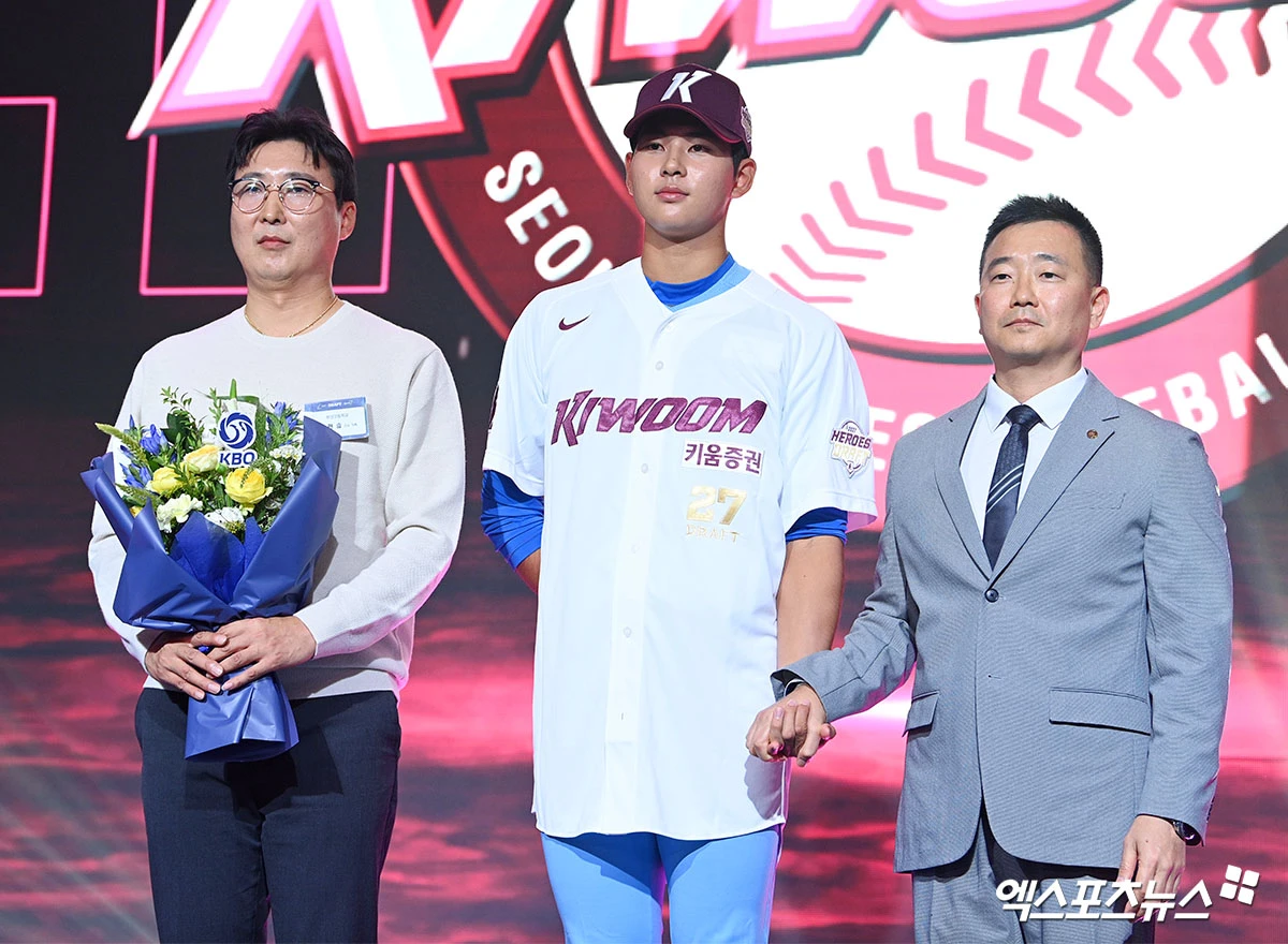 키움은 21일 서울 잠실롯데호텔에서 열린 2027 KBO 신인 드래프트 행사에서 1라운드 전체 1순위로 하현승을 선택했다. 키움은 27번이 적힌 유니폼을 하현승에게 전달했다. 하현승은 올해 공식대회에서 타자로 24경기 출전, 타율 0.383, 31안타, 3홈런, 21타점, 출루율 0.495, 장타율 0.593를 기록했다. 투수로는 15경기에 등판해 4승무패 평균자책 0.39, 77탈삼진, 11볼넷, 이닝당 출루 허용률(WHIP) 0.72를 기록했다. 한국의 아시아청소년야구선수권대회 우승 주역이기도 하다. 잠실, 고아라 기자