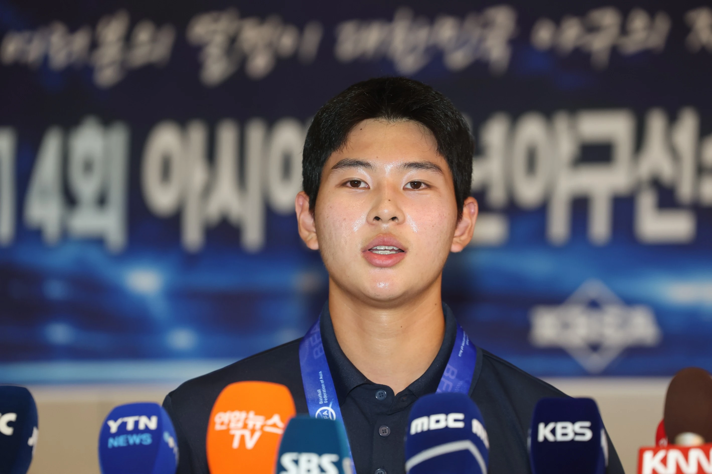 키움은 21일 서울 잠실롯데호텔에서 열린 2027 KBO 신인 드래프트 행사에서 1라운드 전체 1순위로 하현승을 선택했다. 키움은 27번이 적힌 유니폼을 하현승에게 전달했다. 하현승은 올해 공식대회에서 타자로 24경기 출전, 타율 0.383, 31안타, 3홈런, 21타점, 출루율 0.495, 장타율 0.593를 기록했다. 투수로는 15경기에 등판해 4승무패 평균자책 0.39, 77탈삼진, 11볼넷, 이닝당 출루 허용률(WHIP) 0.72를 기록했다. 한국의 아시아청소년야구선수권대회 우승 주역이기도 하다. 연합뉴스