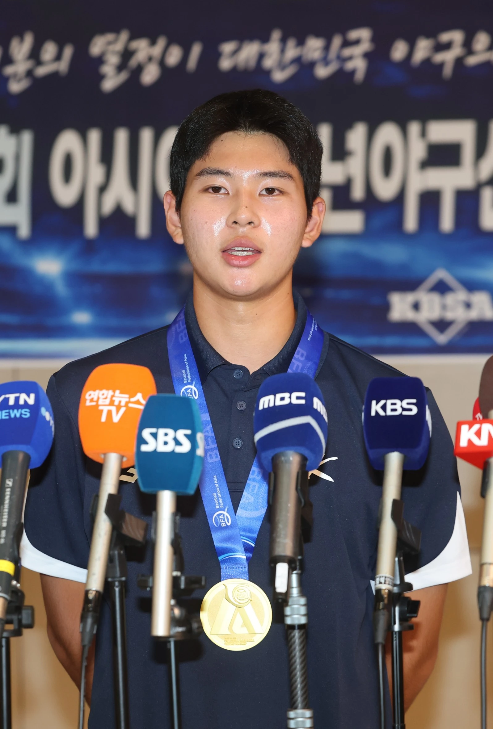 키움은 21일 서울 잠실롯데호텔에서 열린 2027 KBO 신인 드래프트 행사에서 1라운드 전체 1순위로 하현승을 선택했다. 키움은 27번이 적힌 유니폼을 하현승에게 전달했다. 하현승은 한국의 아시아청소년야구선수권대회 우승 주역이다. 연합뉴스