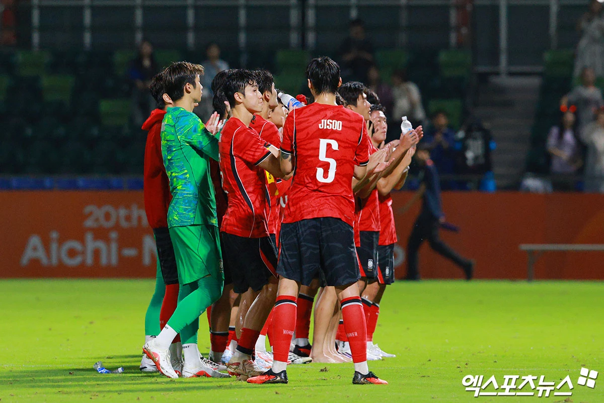 대한축구협회 관계자가 21일 이영준이 이날 오후 12시 경 일본 나고야시에 도착해 이민성호에 합류했다. 그는 곧바로 동료들과 훈련을 진행하며 사우디아라비아전에 동행할 예정이라고 말했다. 이영준은 이민성호의 최전방 스트라이커로 아시안게임 대표팀에 발탁됐다. 소속팀 그라스호퍼 취리히와 차출이 조율되면서 대회 전에 합류가 예상됐는데, 소속팀 내 변화가 발생하면서 돌연 이영준을 국제축구연맹(FIFA) A매치 휴식기가 시작하는 22일부터 시작되는 A매치 기간에 맞춰 이민성호에 가겠다는 입장을 드러냈다. 나고야, 박지영 기자