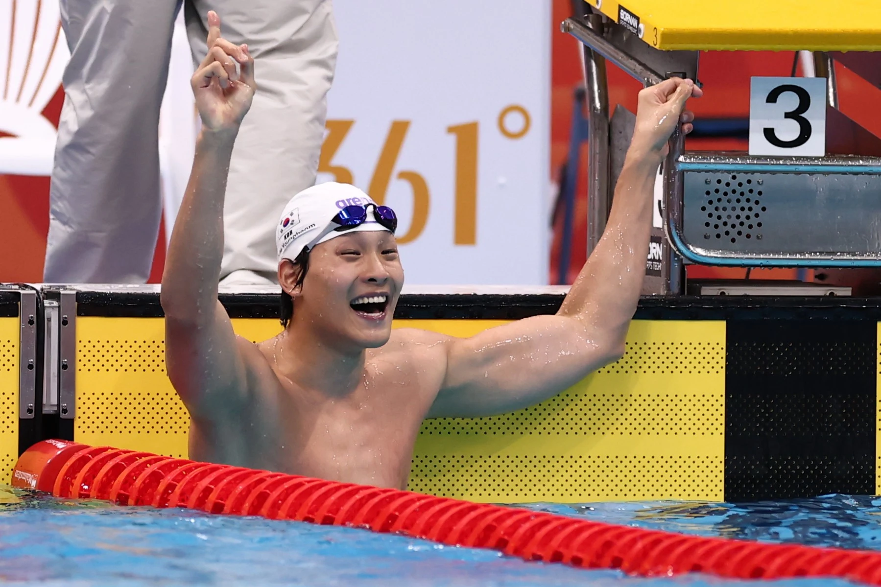 김영범은 21일 일본 도쿄 아쿠아틱스센터에서 열린 대회 경영 이틀 째 남자 자유형 50m 결승에서 21초66의 아시안게임 신기록으로 우승했다. 이 기록은 지유찬이 지난해 싱가포르 세계선수권대회에서 세운 한국기록과 타이이기도 하다. 이로써 김영범은 전날 남자 자유형 100m 은메달에 이어 이번 대회 두 번째 메달을 목에 걸게 됐다. 아울러 한국 수영에 이 종목 두 대회 연속 우승의 기록도 안겼다. 한국은 3년 전인 항저우 아시안게임 결승에서 지유찬이 21초72의 당시 아시안게임 신기록을 세우며 금메달을 목에 걸었다. 연합뉴스