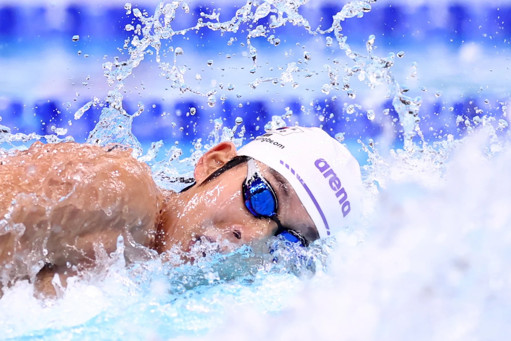 김영범은 21일 일본 도쿄 아쿠아틱스센터에서 열린 대회 경영 이틀 째 남자 자유형 50m 결승에서 21초66의 아시안게임 신기록으로 우승했다. 이 기록은 지유찬이 지난해 싱가포르 세계선수권대회에서 세운 한국기록과 타이이기도 하다. 이로써 김영범은 전날 남자 자유형 100m 은메달에 이어 이번 대회 두 번째 메달을 목에 걸게 됐다. 아울러 한국 수영에 이 종목 두 대회 연속 우승의 기록도 안겼다. 한국은 3년 전인 항저우 아시안게임 결승에서 지유찬이 21초72의 당시 아시안게임 신기록을 세우며 금메달을 목에 걸었다. 연합뉴스