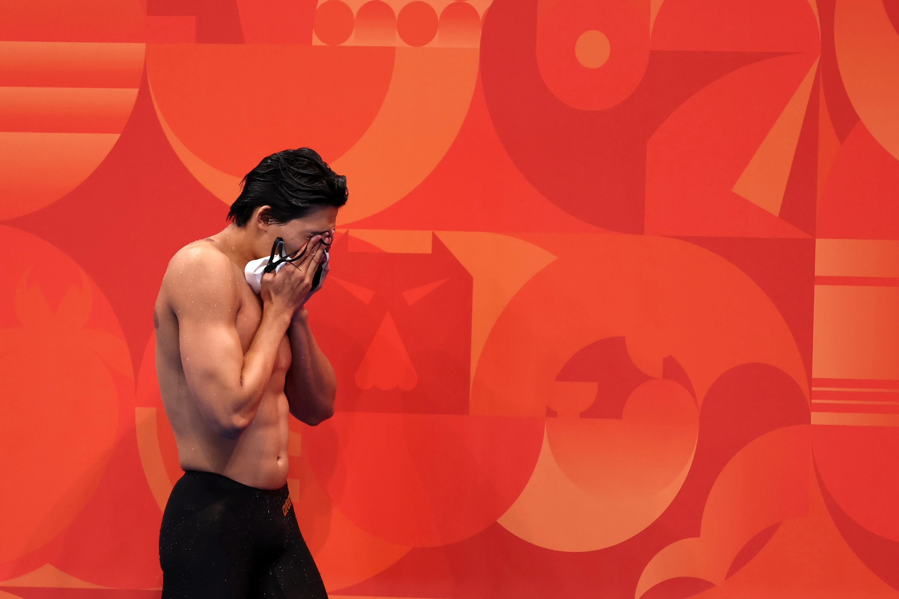 김영범은 21일 일본 도쿄 아쿠아틱스센터에서 열린 대회 경영 이틀 째 남자 자유형 50m 결승에서 21초66의 아시안게임 신기록으로 우승했다. 이 기록은 지유찬이 지난해 싱가포르 세계선수권대회에서 세운 한국기록과 타이이기도 하다. 이로써 김영범은 전날 남자 자유형 100m 은메달에 이어 이번 대회 두 번째 메달을 목에 걸게 됐다. 아울러 한국 수영에 이 종목 두 대회 연속 우승의 기록도 안겼다. 한국은 3년 전인 항저우 아시안게임 결승에서 지유찬이 21초72의 당시 아시안게임 신기록을 세우며 금메달을 목에 걸었다. 연합뉴스