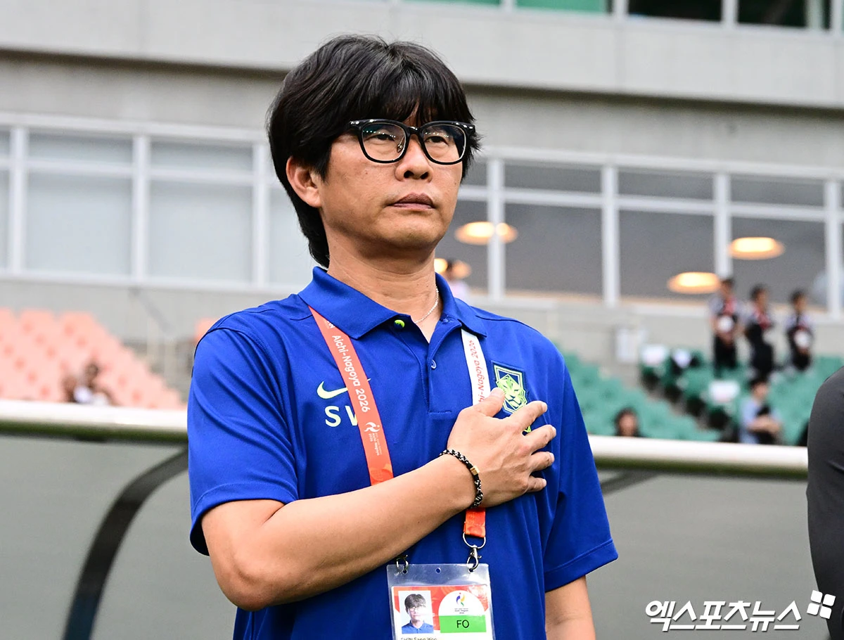 신상우 대한민국 여자 축구 대표팀 감독이 북한 감독과 악수하지 않은 것에 대한 생각을 말했다. 신상우 감독이 이끄는 대한민국 여자 축구 대표팀이 21일 일본 시즈오카현 후쿠로이시에 있는 시즈오카 스타디움 에코파에서 열린 북한과의 2026 아이치∙나고야 아시안게임 여자 축구 조별리그 F조 최종전에서 1-1로 비겼다. 전반 35분 채은영에게 코너킥 상황에서 실점했지만, 한국은 후반 시작고 함께 교체 투입된 윤수정이 동점 골을 터뜨리며 균형을 맞췄다. 막판에 양 팀의 치열한 경합에도 불구하고 승부를 가리지 못했다. 후쿠로이, 박지영 기자