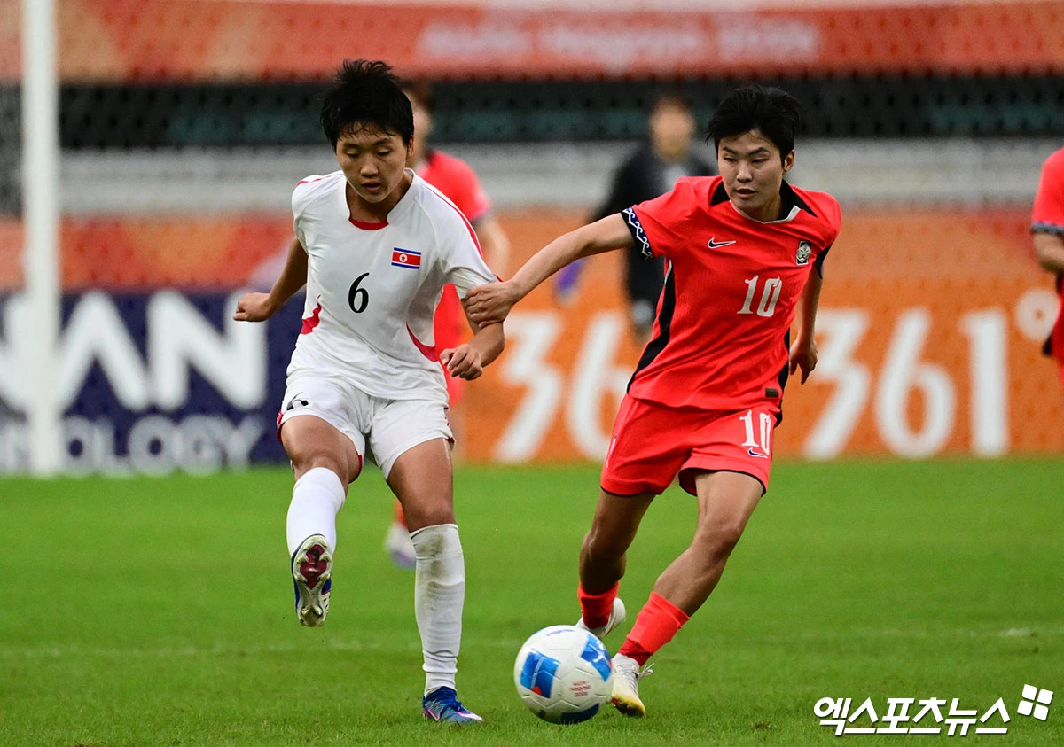 신상우 대한민국 여자 축구 대표팀 감독이 북한 감독과 악수하지 않은 것에 대한 생각을 말했다. 신상우 감독이 이끄는 대한민국 여자 축구 대표팀이 21일 일본 시즈오카현 후쿠로이시에 있는 시즈오카 스타디움 에코파에서 열린 북한과의 2026 아이치∙나고야 아시안게임 여자 축구 조별리그 F조 최종전에서 1-1로 비겼다. 전반 35분 채은영에게 코너킥 상황에서 실점했지만, 한국은 후반 시작고 함께 교체 투입된 윤수정이 동점 골을 터뜨리며 균형을 맞췄다. 막판에 양 팀의 치열한 경합에도 불구하고 승부를 가리지 못했다. 후쿠로이, 박지영 기자
