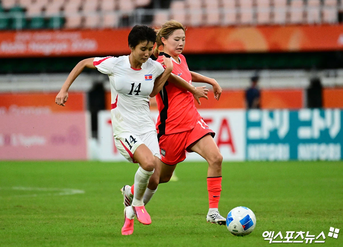 신상우 대한민국 여자 축구 대표팀 감독이 북한 감독과 악수하지 않은 것에 대한 생각을 말했다. 신상우 감독이 이끄는 대한민국 여자 축구 대표팀이 21일 일본 시즈오카현 후쿠로이시에 있는 시즈오카 스타디움 에코파에서 열린 북한과의 2026 아이치∙나고야 아시안게임 여자 축구 조별리그 F조 최종전에서 1-1로 비겼다. 전반 35분 채은영에게 코너킥 상황에서 실점했지만, 한국은 후반 시작고 함께 교체 투입된 윤수정이 동점 골을 터뜨리며 균형을 맞췄다. 막판에 양 팀의 치열한 경합에도 불구하고 승부를 가리지 못했다. 후쿠로이, 박지영 기자